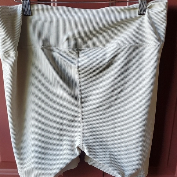 Old Navy Women's Striped Bike Shorts - Gray - Picture 6 of 8